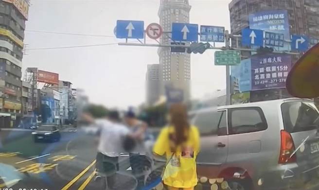 高雄许姓男子与计程车司机口角后爆发肢体衝突，许男同车友人赶紧上前劝架。（翻摄照片／崔正纲高雄传真）