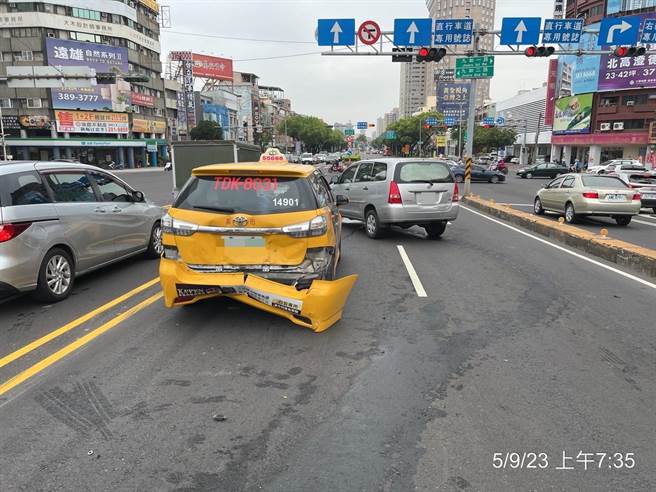 遭追撞的计程车，车尾遭撞毁。（翻摄照片／崔正纲高雄传真）