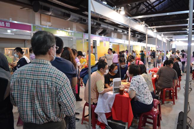 高雄市劳工局13日将在高雄博训中心举办身障者创意市集活动，现场有35项美食、手作文创摊位。(高雄市劳工局提供)