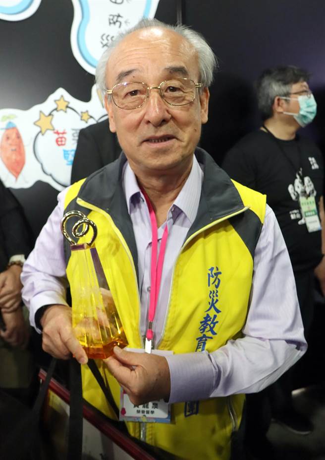 黄龙泉将防灾观念带入校园，迄今退而不休，今年获教育部颁发防灾教育有功人员，表扬他致力防灾教育的推动。（高雄市教育局提供／林雅惠传真）