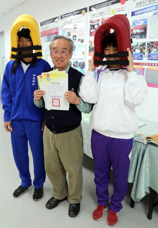 黄龙泉为防范灾害来临时，降低学生所受的伤害，因此2011年与老师们研发「多功能防灾头套」。（高雄市教育局提供／林雅惠传真）