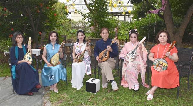 制琴大师蔡明助（右三）带领多名艺术家一起演奏。（林瑞益摄）