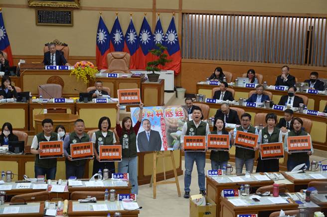 新北市议会民进党团质询第3天，蓝营批绿营询问大多都在问总统选举等政治问题，「不顾市政，只会乱政」。（蔡雯如摄）