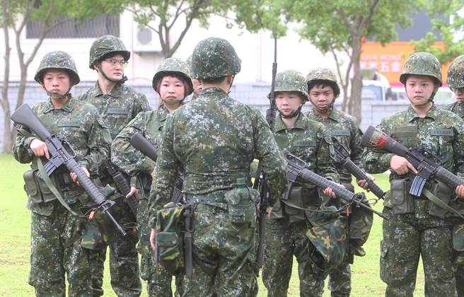 国军首批志愿接受教育召集的14位志愿报名参训女性后备军人属后勤兵科，9日在经后备干部教导单兵实战作战科目，以男女混合编组参与城镇战操练。（陈怡诚摄）