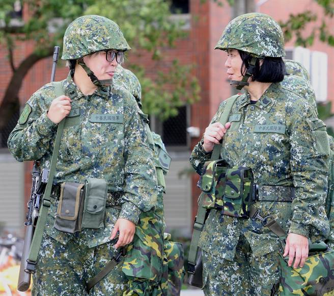 国军首批志愿接受教育召集的14位女性后备军人，9日在桃园八德地区实施城镇战操练，女性教召员经一日相处感情十分融洽。（陈怡诚摄）