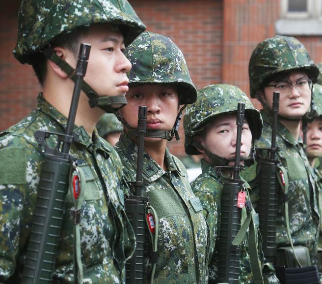 国军首批志愿接受教育召集的14位女性后备军人，9日在桃园八德地区以男女混合编组实施城镇战操练。（陈怡诚摄）