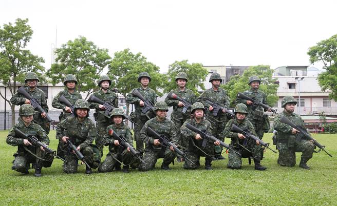 国军首批志愿接受教育召集的14位女性后备军人，9日在桃园八德地区实施城镇战操练。（陈怡诚摄）