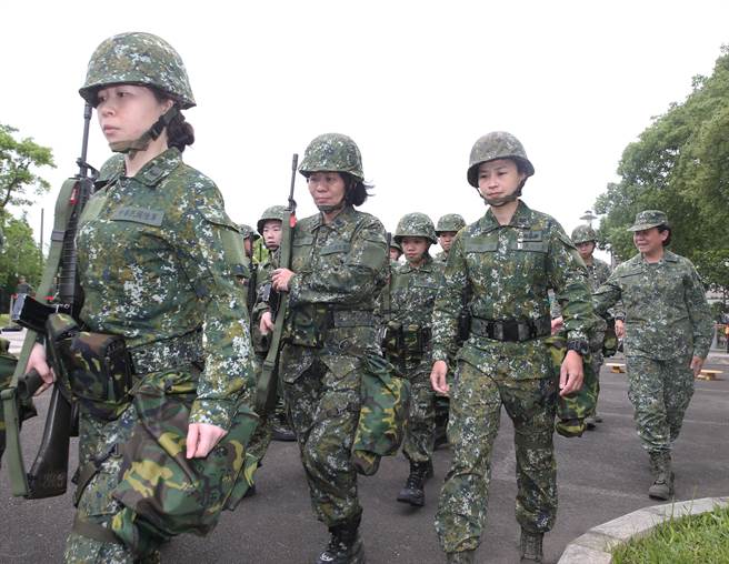 国军首批志愿接受教育召集的14位女性后备军人，9日在桃园八德地区实施城镇战操练，实际付诸行动保家卫国，图右为陆军司令部政战主任陈育琳中将。（陈怡诚摄）