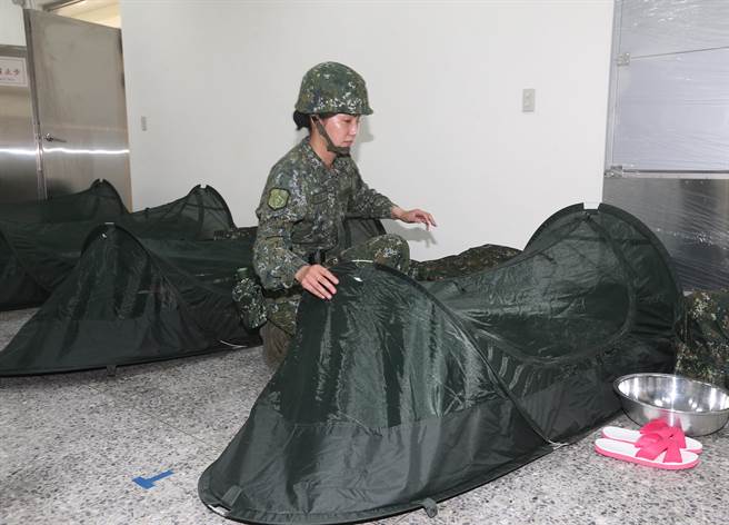 国军首批志愿接受教育召集的14位女性后备军人8日报到接受教召，9日邀访媒体展示后备指挥部为女性教召人员採购座舱性个人帐篷及寝具等个人物品。（陈怡诚摄）