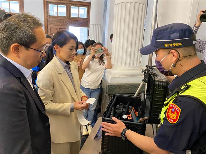 新竹都城隍庙9日捐赠12组平板电脑予新竹市警察局。（陈育贤摄）