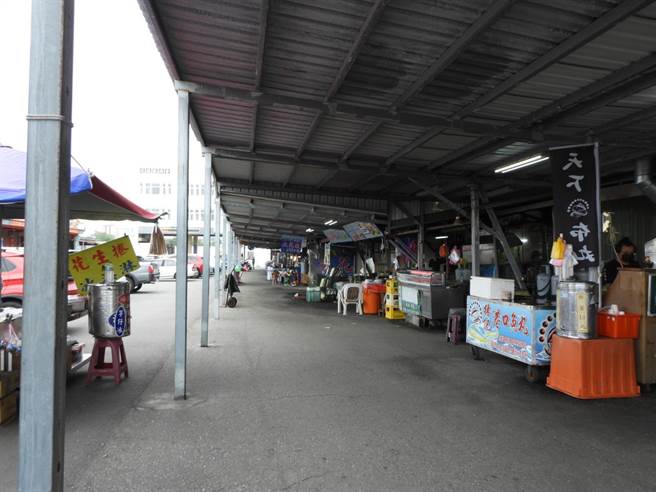 花莲渔港假日鱼市成立迄今逾20年，营业空间均由铁皮屋搭建而成，不仅老旧杂乱，且土地不在花莲商港范围内，花莲港务分公司不再承租使用，摊商面临拆迁问题。（罗亦晽摄）