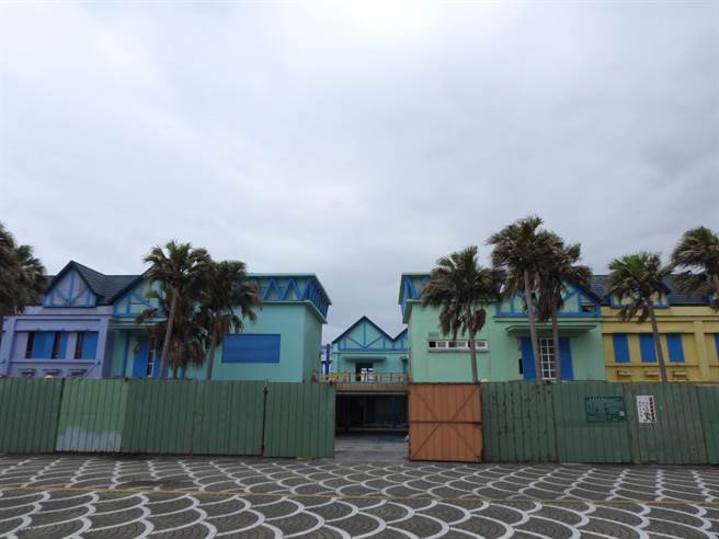 花莲渔港向阳广场目前正进行第三期工程，修缮建物二楼破损的空间，预计7月底完工。（罗亦晽摄）