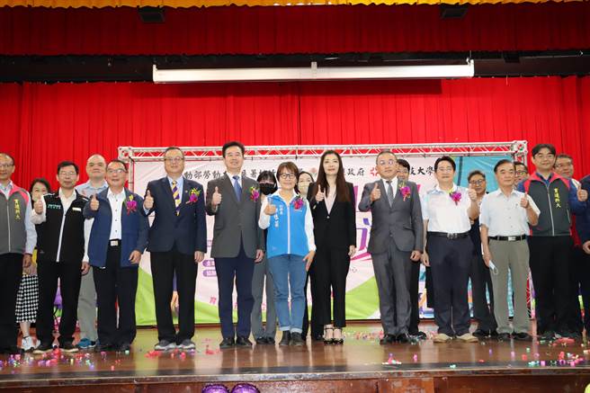 苗栗副县长邓桂菊等人到场为学生、民眾打气。（苗栗县政府提供／李京升苗栗传真）