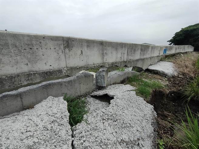 台中市雾峰区五福里车笼埤排水护岸崩裂、掏空情形严重。（潘虹恩摄）