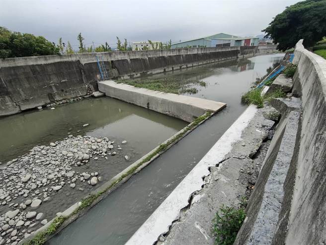 台中市雾峰区五福里车笼埤排水护岸崩裂、掏空情形严重。（潘虹恩摄）