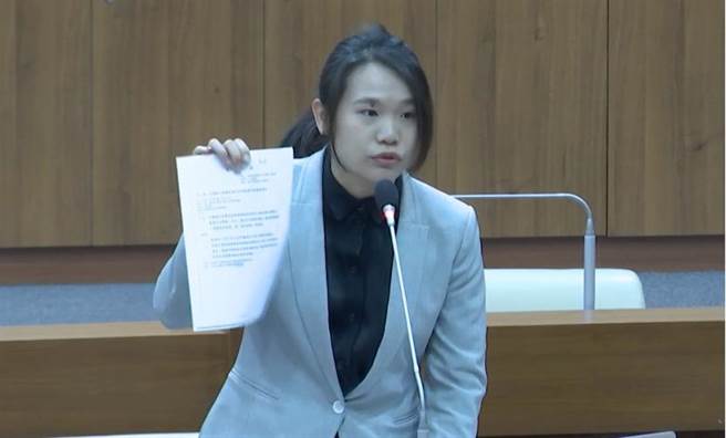 基隆市议员吴骅珈针对安乐区女子遭袭案件提出质询，要求检讨基隆监视器故障问题。（徐佑升摄）