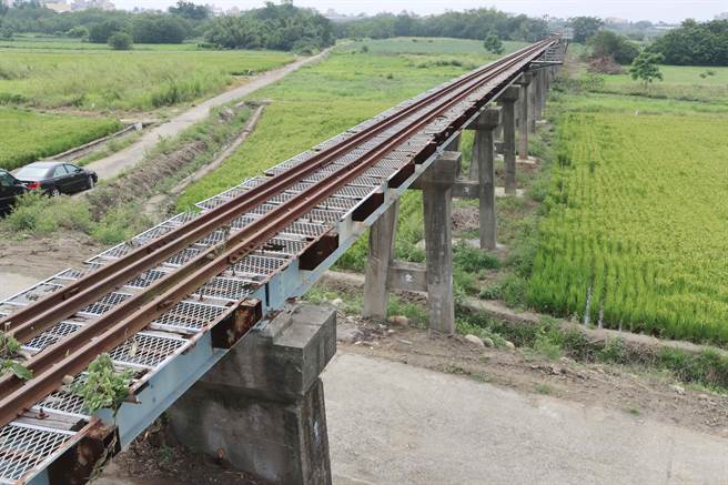 「北港復兴铁桥」，早年是知名的「黄金糖铁」，因年久失修成断桥，今正式启动修復工程，预计明年10月完工。（吕妍庭摄）