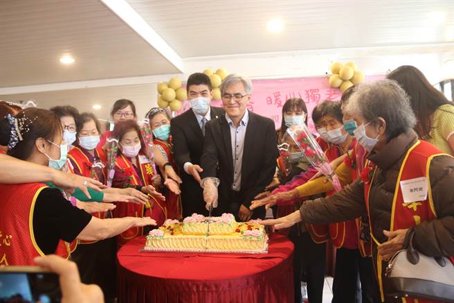 弘光科大與華山基金會9日舉辦母親節活動，獨居阿嬤們開心切蛋糕。（陳淑娥攝）