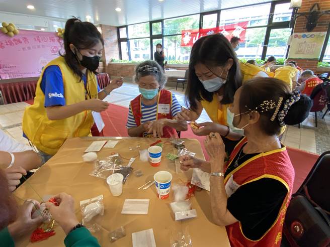 弘光科大與華山基金會9日舉辦母親節活動。（陳淑娥攝）