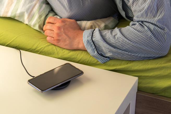 一名男網友睡覺時，被女友偷翻手機，還發現他擁有約700萬元的股票資產。（示意圖／shutterstock）