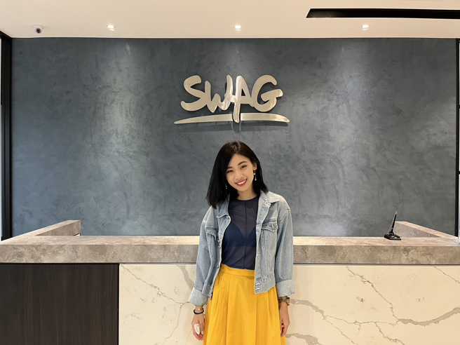 内内今穿透肤上衣若隐若现，更添性感。（SWAG提供）