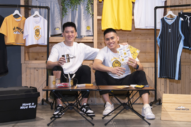 陈盈骏（右）、林庭谦（左）与周边商品合照。（启程国际运动行销提供）