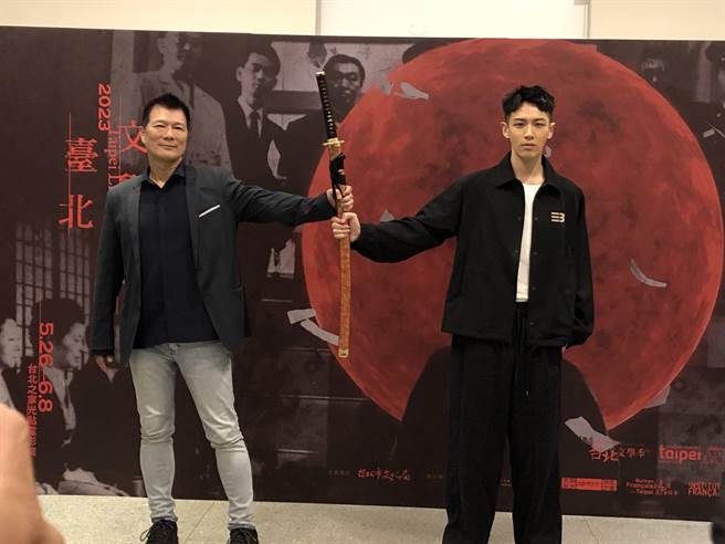 2023台北文学・阅影展今年邀请去年拿下台北电影奖影帝的柯震东担任影展嘉宾，并由北市文化局长蔡诗萍现场致赠武士刀。（张芷瑜摄）