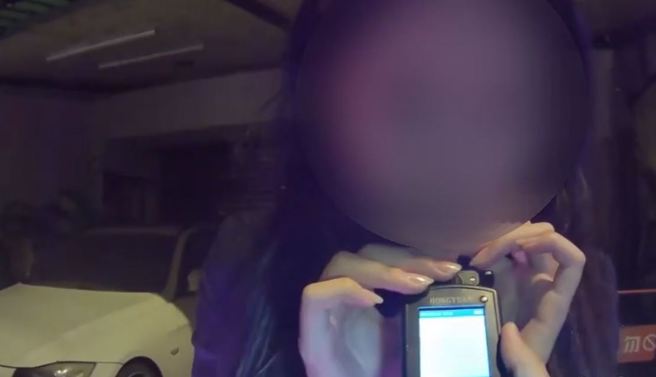 女子因闯红灯遭警拦下，又因散发浓厚酒气遭酒测，最后女子酒测值达0.47gm/l遭警依公共危险罪现行犯将逮捕移送。（翻摄画面）