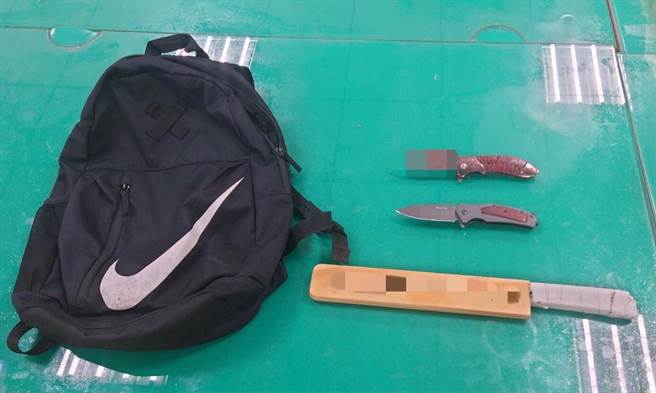 警方查扣折迭刀与西瓜刀。（警方提供）