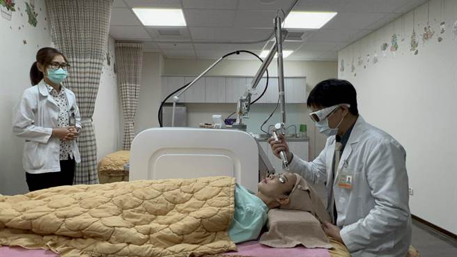 屏东医院整形外科医疗团队深耕地方20余载后，近日成立「美容医学中心」并引进雷射光疗4D皮秒雷射，可客制化处理多种皮肤状况。（屏东医院提供／谢佳潾屏东传真）