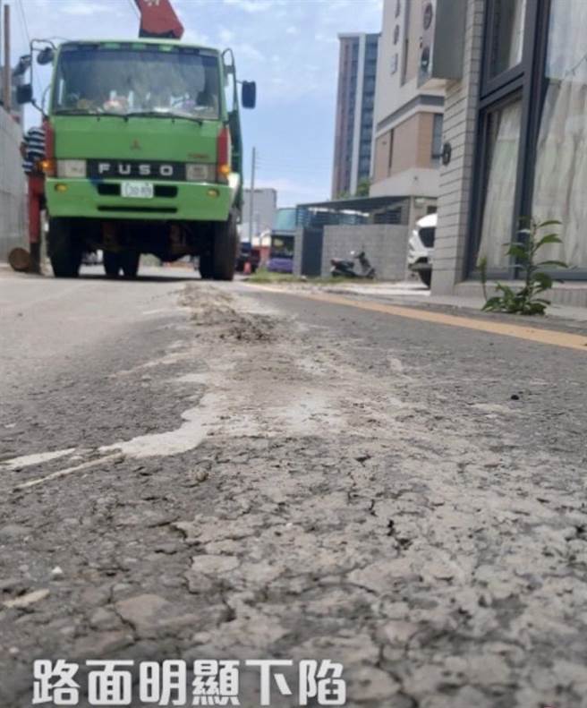 竹北「天坑」恐上演竹市版？新竹市北区1处建案遭爆因临路深挖，目前路面已出现微幅下陷。（刘康彦提供／陈育贤新竹传真）