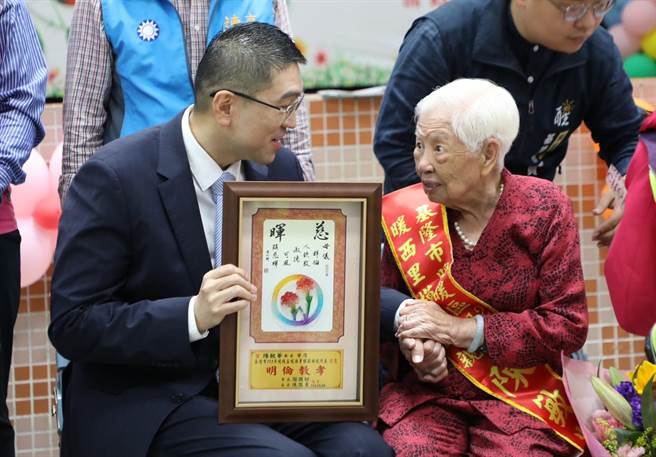 ▲谢国梁出席表扬暖暖区模范母亲大会。（基隆市政府提供／徐佑升基隆传真）