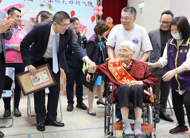 ▲谢国梁亲自颁奖表扬模范母亲。（基隆市政府提供／徐佑升基隆传真）