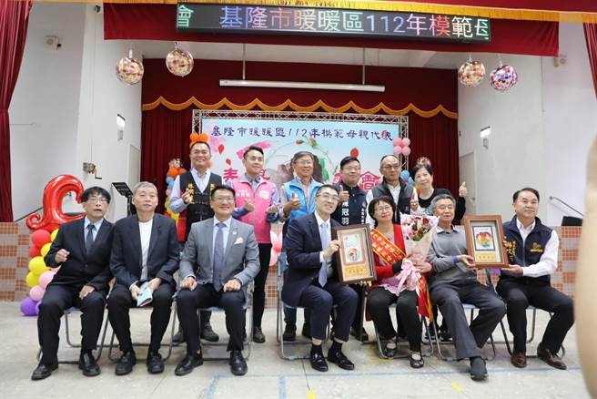 ▲谢国梁（中）与民政处长张渊翔（前排左三）共同出席暖暖区表扬模范母亲大会。（基隆市政府提供／徐佑升基隆传真）