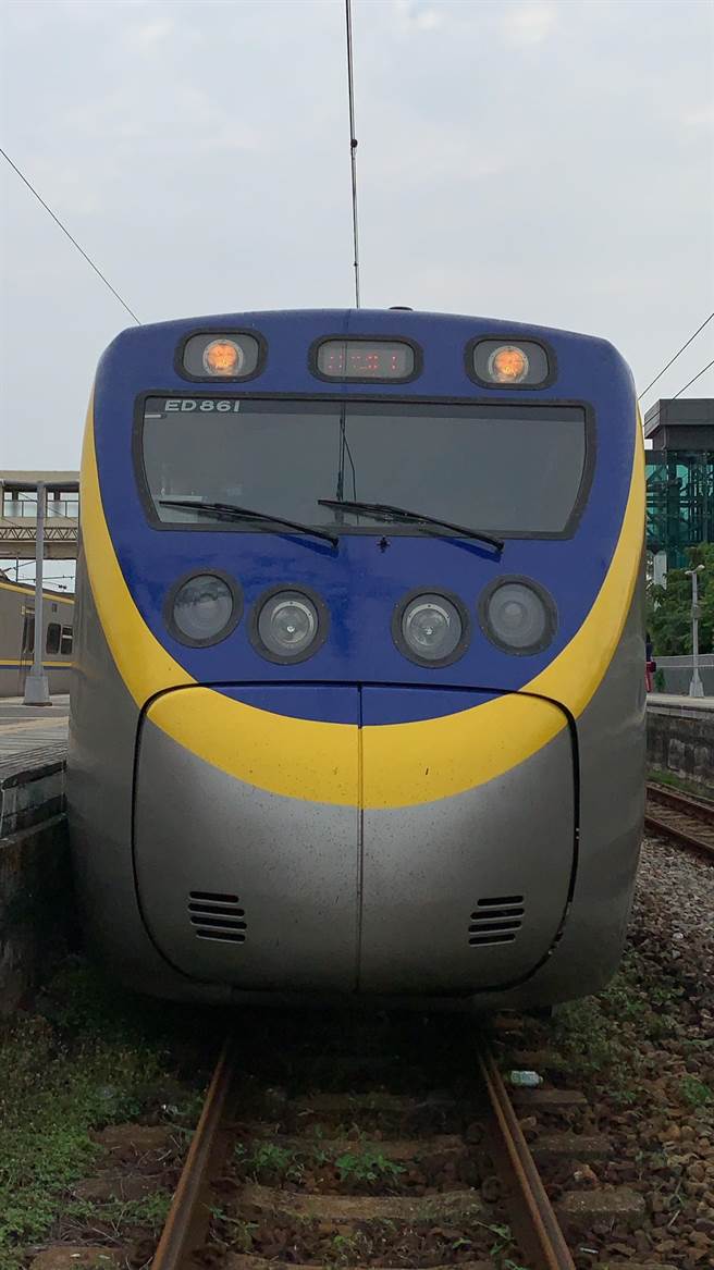 区间车撞击平台车后，前端主排障器受损。（翻摄照片／崔正纲高雄传真）