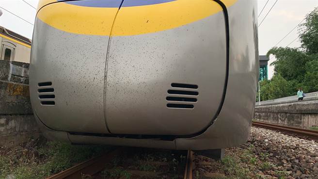 区间车撞击平台车后，前端主排障器受损。（翻摄照片／崔正纲高雄传真）