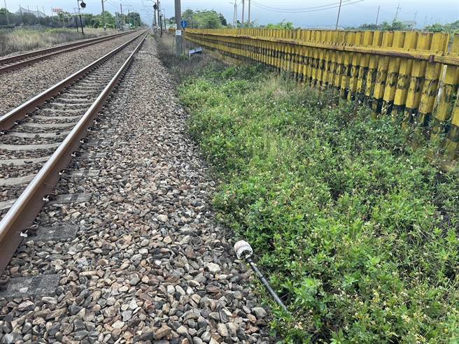 铁路警察现场发现手推平台车。（翻摄照片／崔正纲高雄传真）