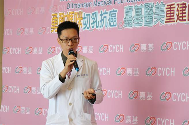 嘉基医美中心陈坤翰主任说明，嘉基整形外科与乳房外科团队紧密配合迄今已有222例，成功率达99.5％。（嘉义基督教医院提供/吕妍庭嘉义传真）