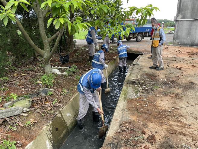 桃園市航空城工程處8日接獲通報，大園區五權里內工區水溝，遭上游土壤堵塞，立即派員清理，後續將請各工務所定期巡檢，確保水溝疏通。（航空城工程處提供／蔡明亘桃園傳真）