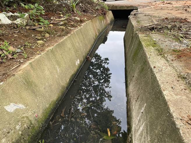 桃園市航空城工程處8日接獲通報，大園區五權里內工區水溝，遭上游土壤堵塞，立即派員清理，後續將請各工務所定期巡檢，確保水溝疏通。（航空城工程處提供／蔡明亘桃園傳真）