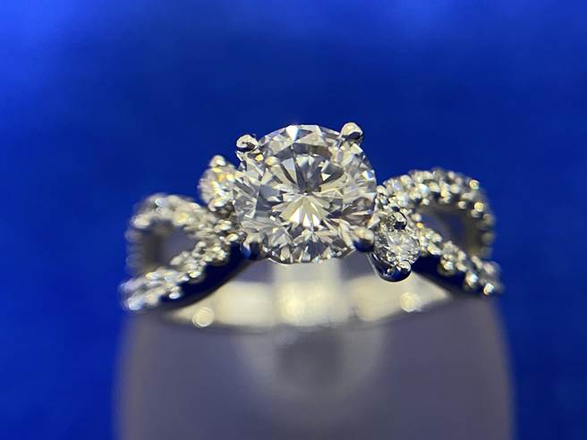 北市动产质借处在台北惜物网推出「我爱妈咪-流当精品标售」线上拍卖活动，包含高级手表2标、裸钻1标、钻饰44标等51品项。（北市动质处提供／张芷瑜台北传真）