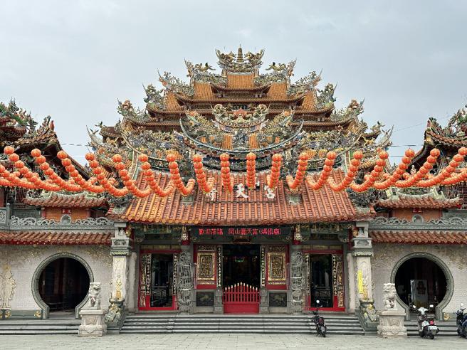 5/12适逢妈祖生日，可来冈山寿天宫向妈祖祈求平安顺利。(高雄市观光局提供)