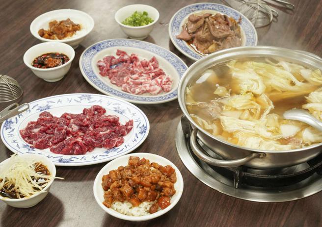入选米其林必比登的湖东牛肉馆，牛肉锅非常美味。(高雄市观光局提供)