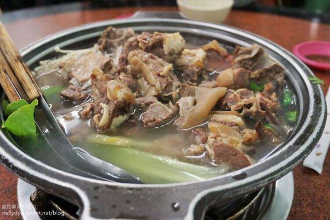 入选米其林必比灯的冈山旧市羊肉，羊肉炉非常美味。(高雄市观光局提供)