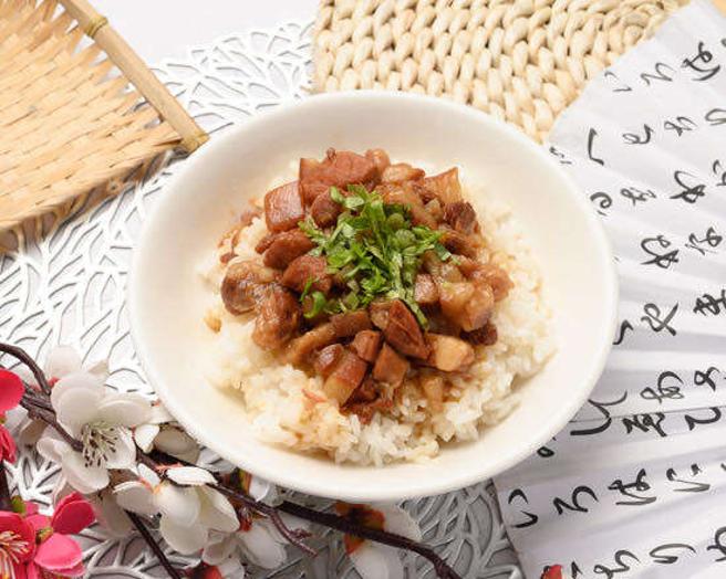 获选米其林必比登的桥仔头黄家肉燥饭十分美味。(高雄市观光局提供)