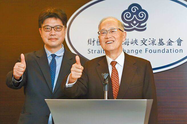 海基会董事长李大维(右)驳斥传话挡买BNT一事，左为秘书长邱垂正。（资料照片/杜宜谙摄）