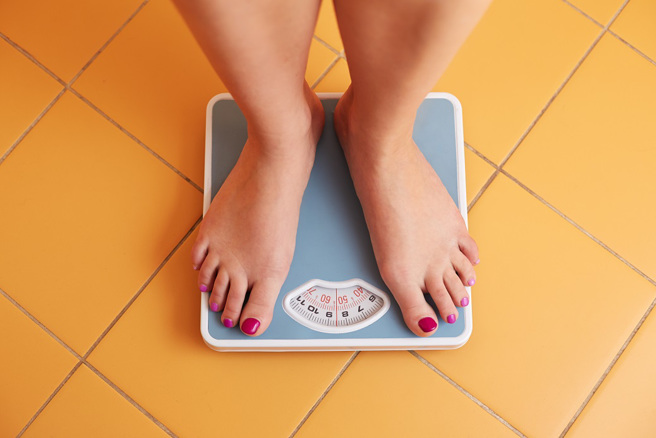 營養師高敏敏指出，體重增加1公斤等於要攝取7700大卡，因此不太可能在一天內暴增3公斤。(示意圖/達志影像)