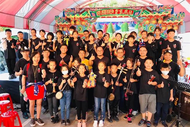 斗六市石榴国小深耕布袋戏技艺传承10年以上，今年蝉联全国创意戏剧比赛特优肯定。（石榴国小提供）