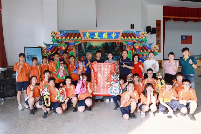 虎尾国中演出「杨家将-大破天门阵」荣获111学年度全国创意戏剧比赛勇夺传统偶戏类布袋戏组国中组特优。（云林县府提供）