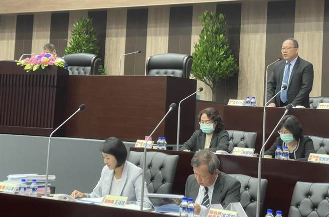 县府观光处长陈志贤9日在南投县议会，对太极峡谷设置缆车进行可行性评估报告。（杨静茹摄）